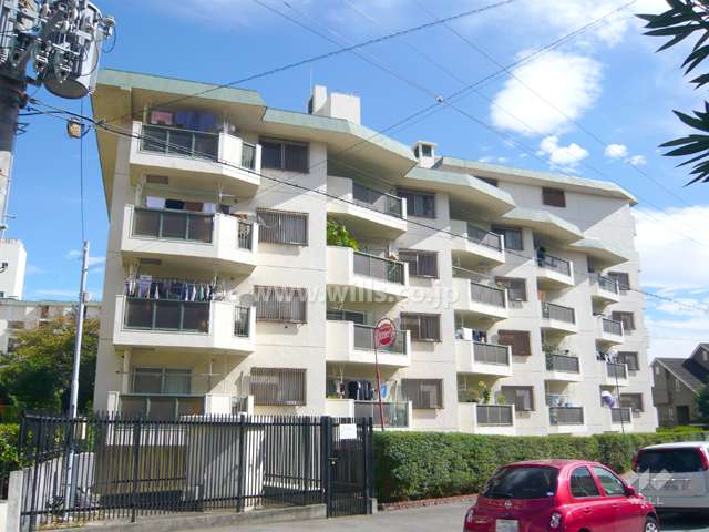 夙川ビューハイツの外観（E棟を西側から）