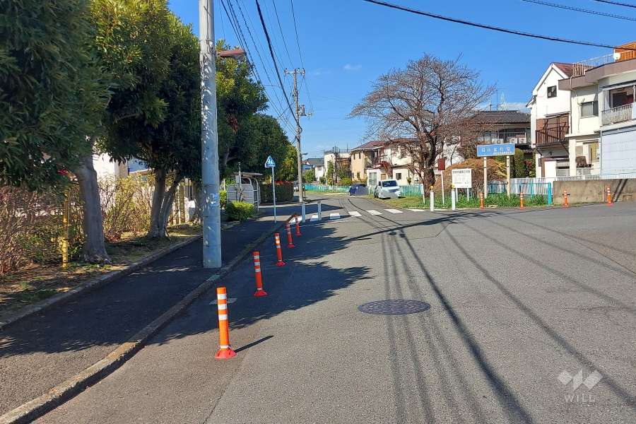 敷地東側の前面道路(南側から)