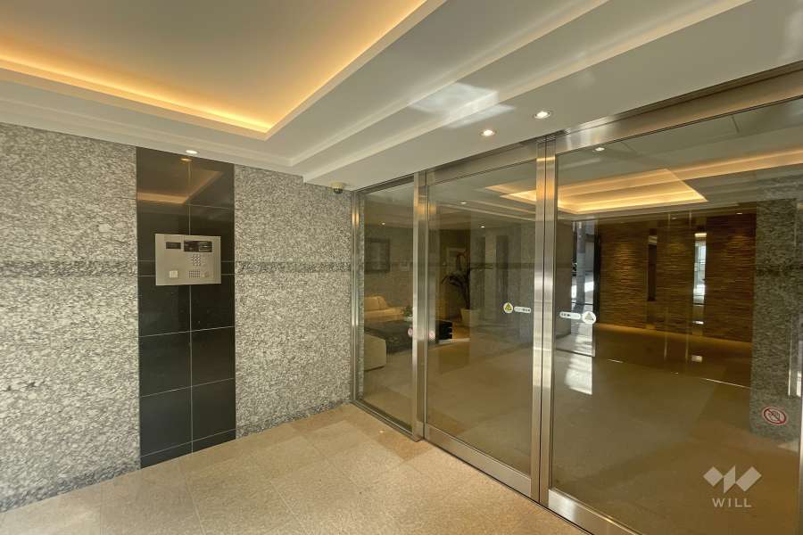 エントランスはオートロック付きです。