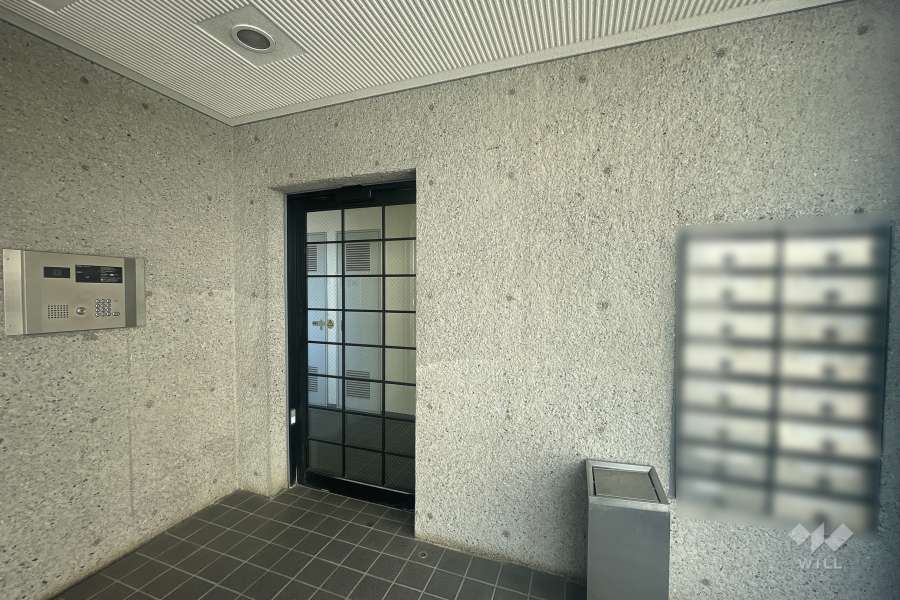 エントランスはオートロック付きです。