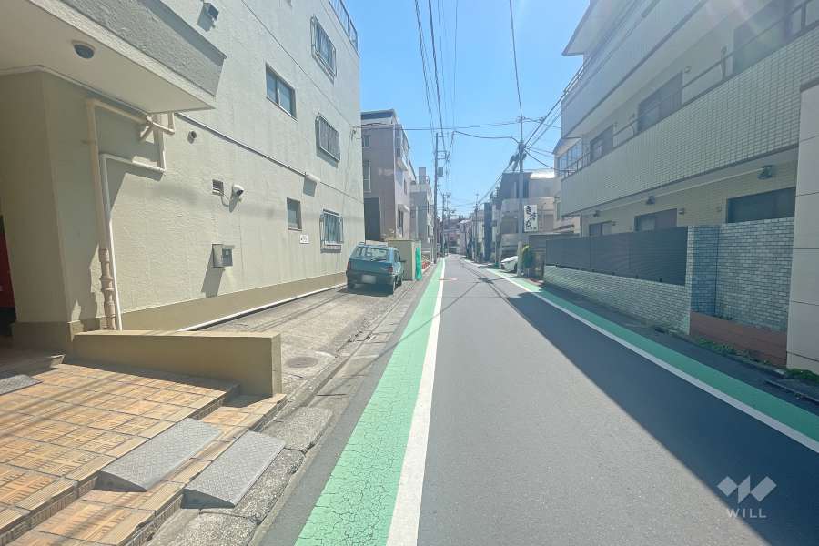 敷地西側の前面道路