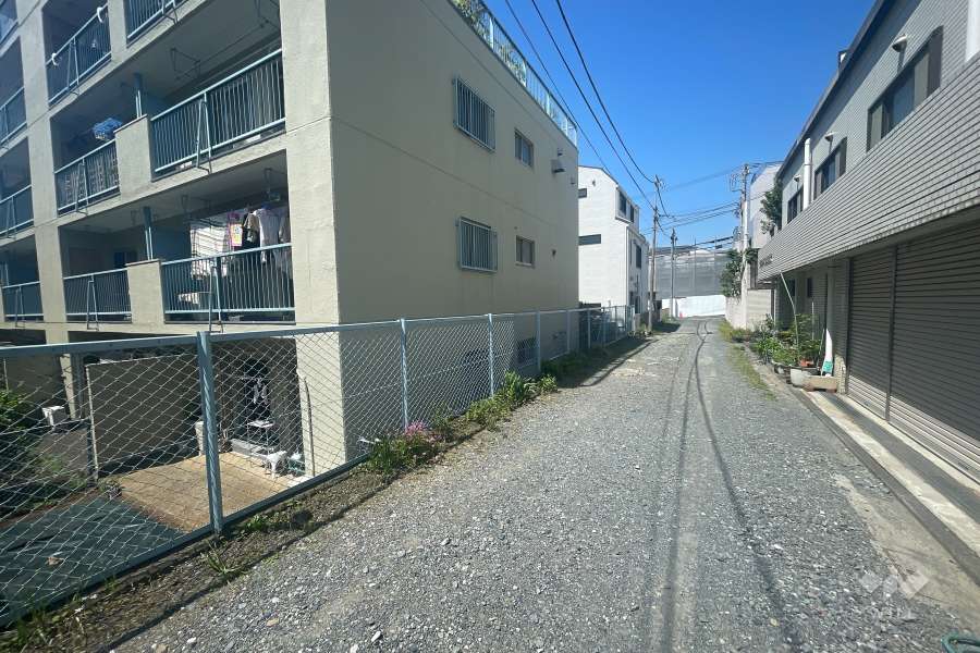 敷地東側の前面道路