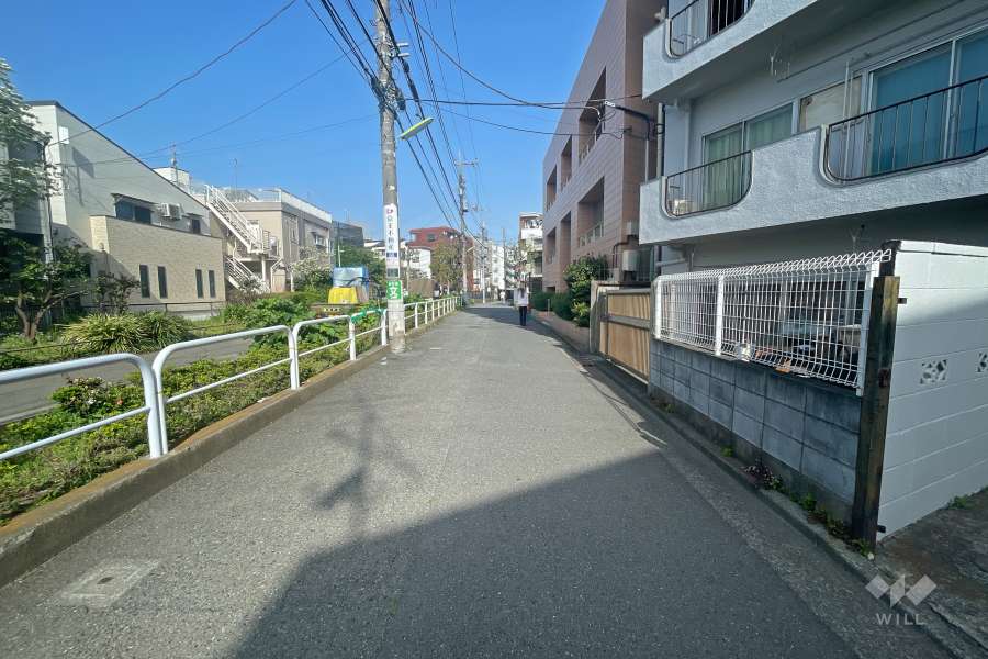 敷地南側の前面道路（東側から）