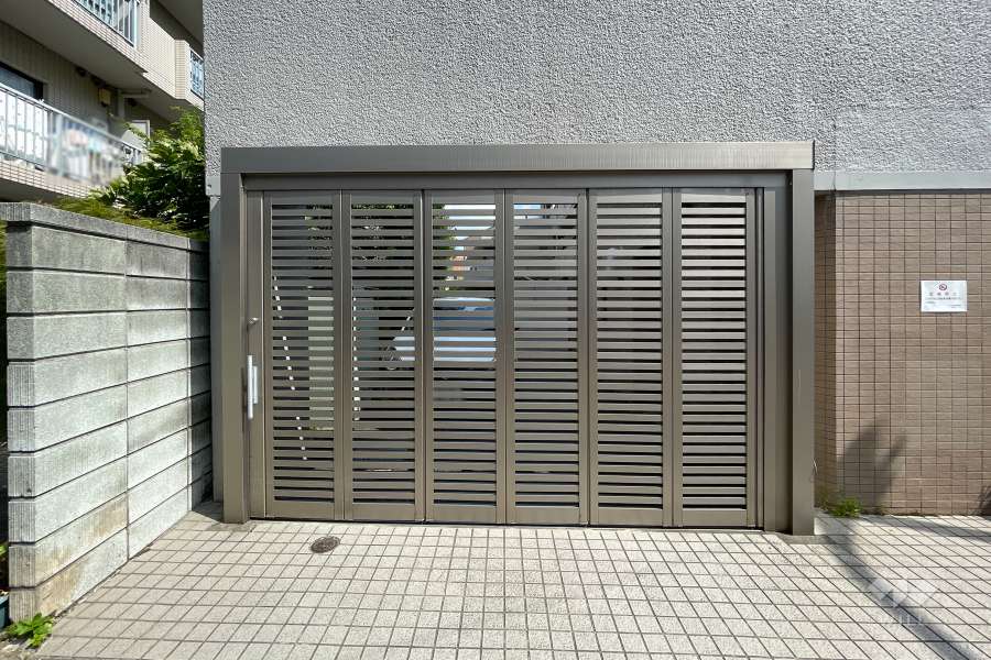 駐車場の出入り口（シャッター付き）