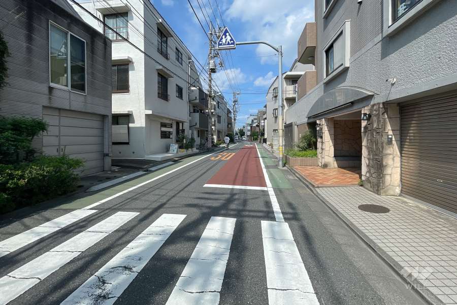 敷地西側の前面道路