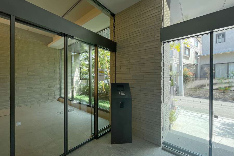 エントランスはオートロック付きです。