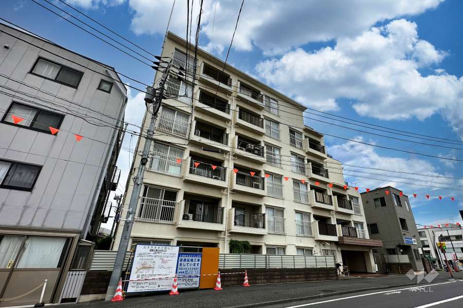 東北沢スカイマンションの外観（南東側から）