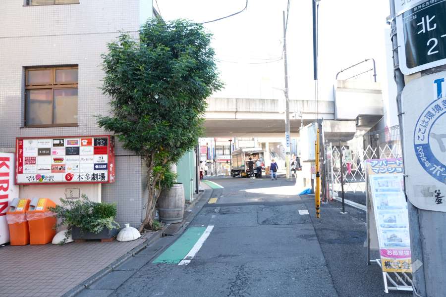 敷地北西側の前面道路（北東側から）