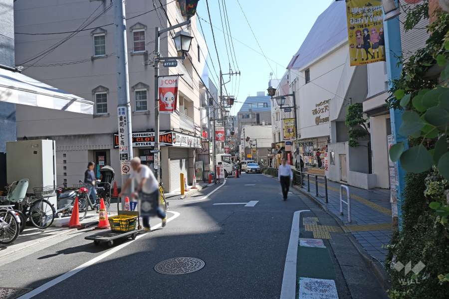 敷地北側の前面道路（西側から）