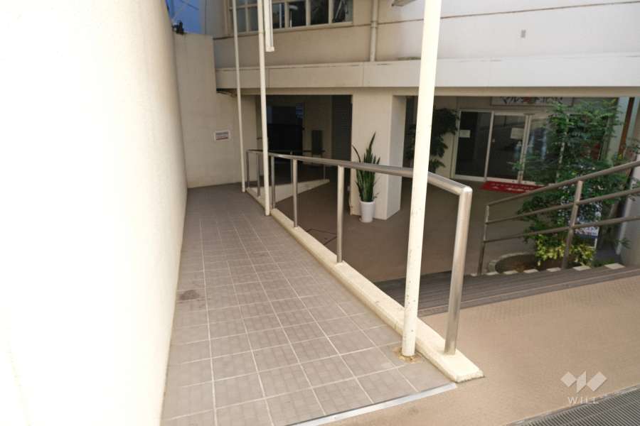 西側エントランスアプローチ