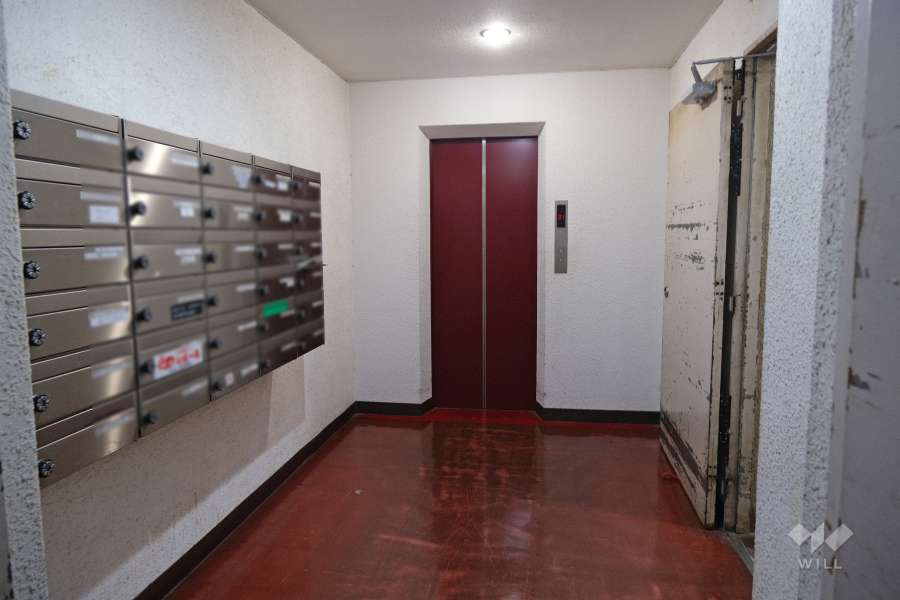 共用ポストとエレベーター