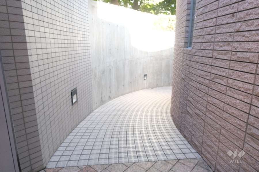 地階にある駐輪場へのアプローチ