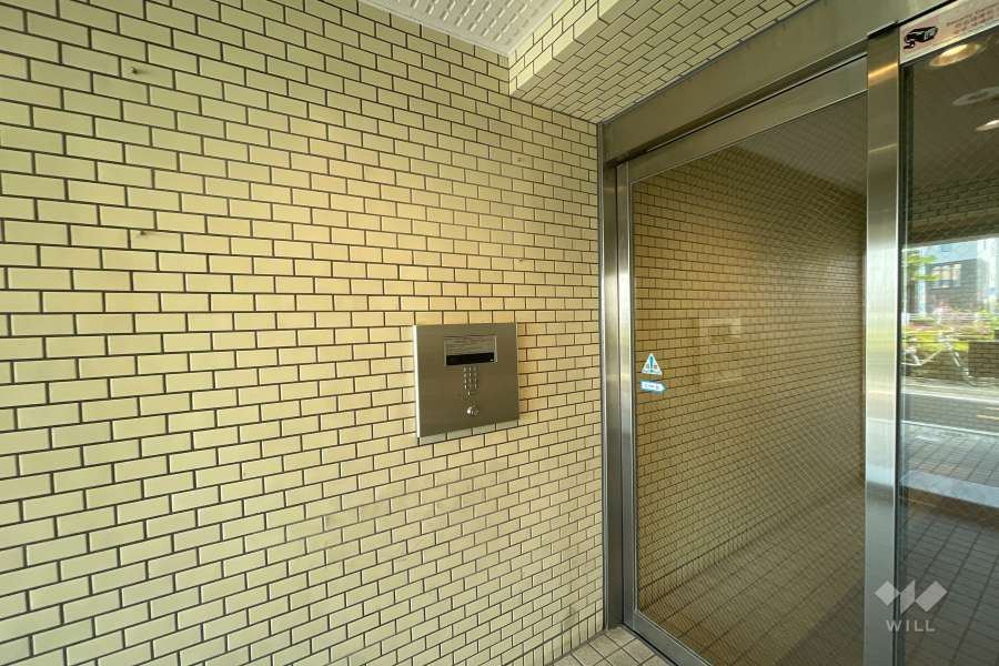 エントランスはオートロック付きです。