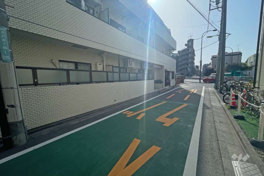 敷地南西側の前面道路（北西側から）
