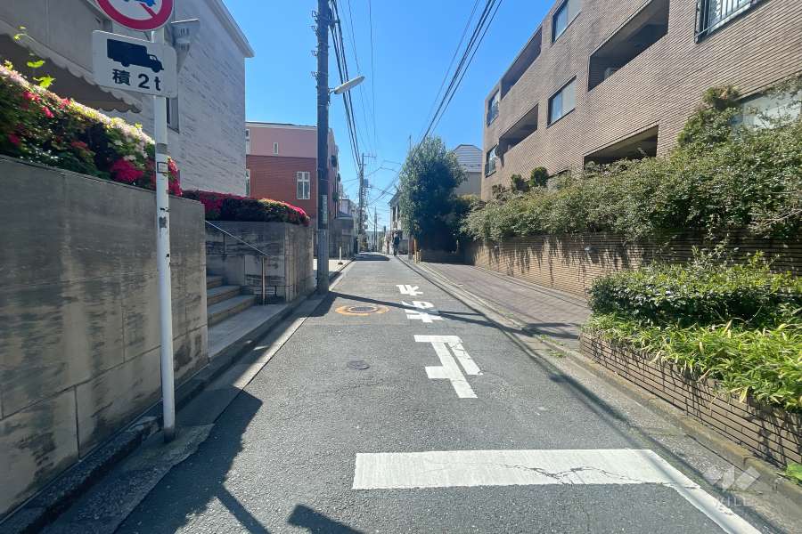 敷地北側の前面道路