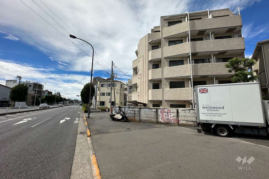 敷地南側の前面道路（東側から）