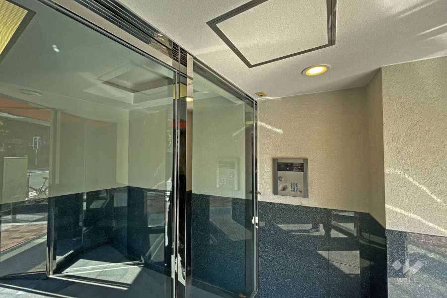 エントランスはオートロック付きです。