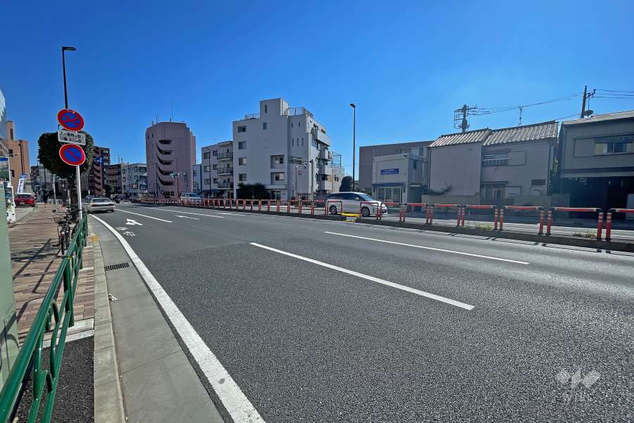 敷地南西側の前面道路（北西側から）