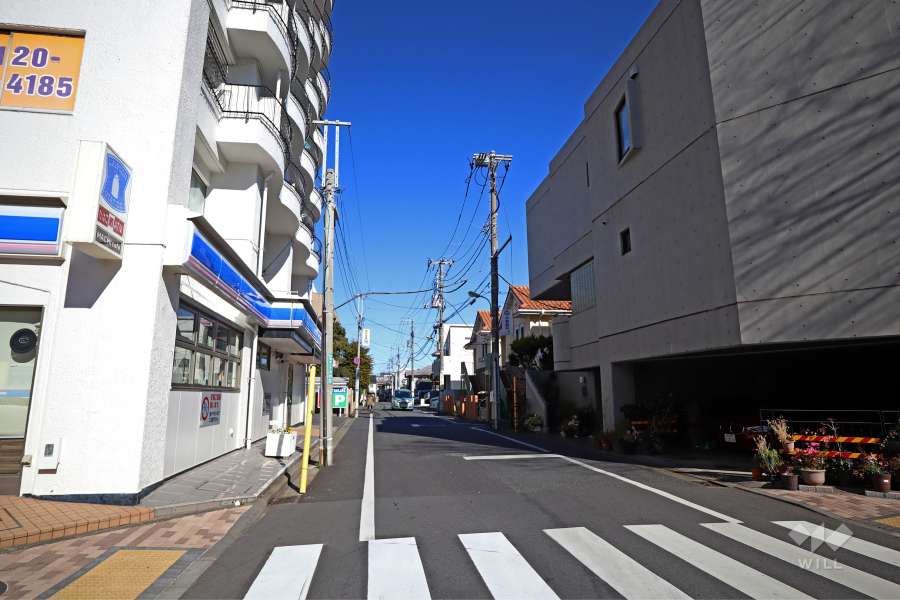 敷地南東側の前面道路(南西側から)