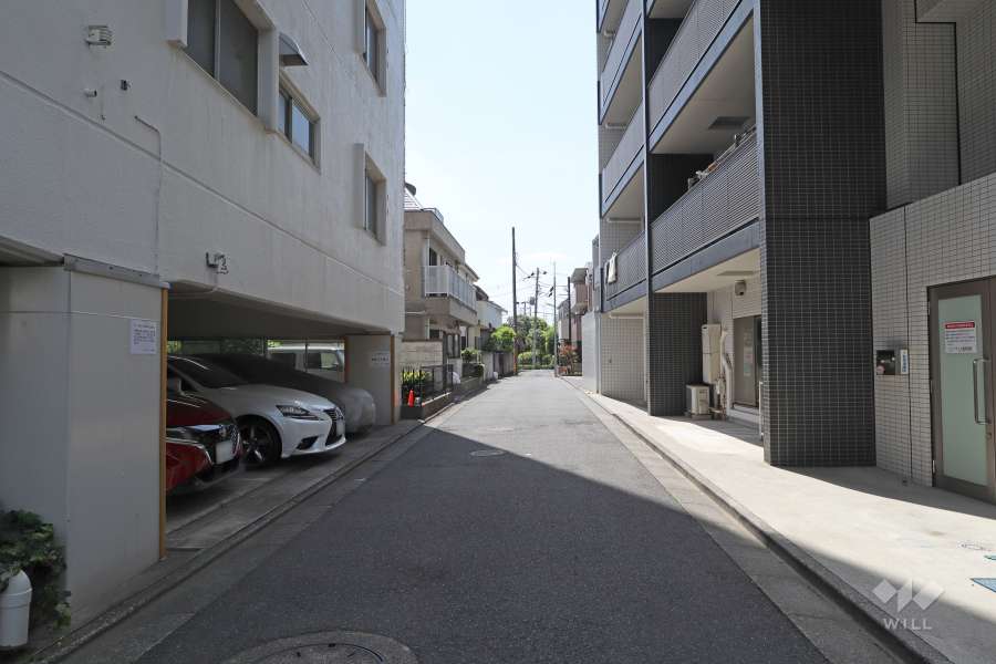 敷地北西側の前面道路（北東側から）