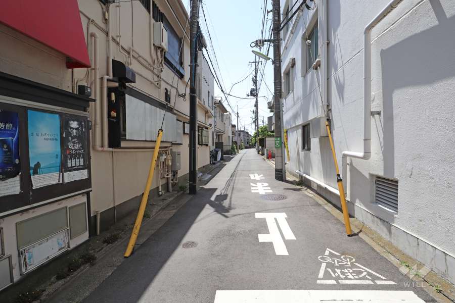 敷地南東側の前面道路（北東側から）