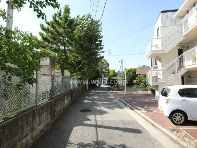 敷地南西側の前面道路（南東側から）