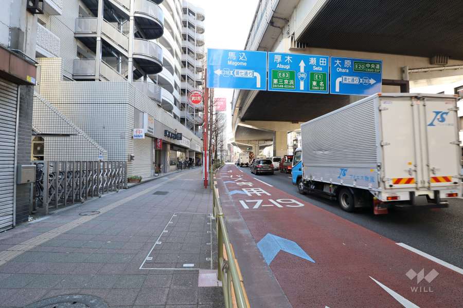 敷地北西側の前面道路（北東側から）