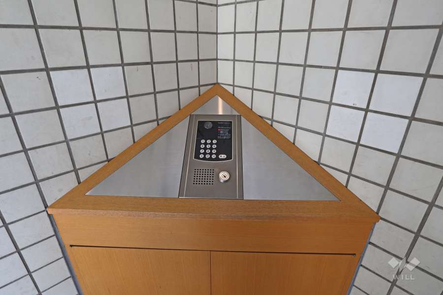 エントランスはオートロック付きです。