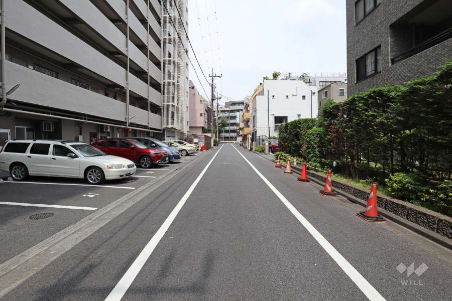 敷地北側の前面道路（東側から）