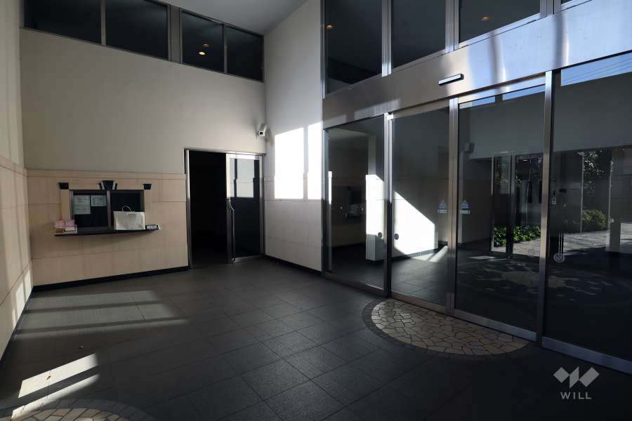 エントランスはオートロック付きです。