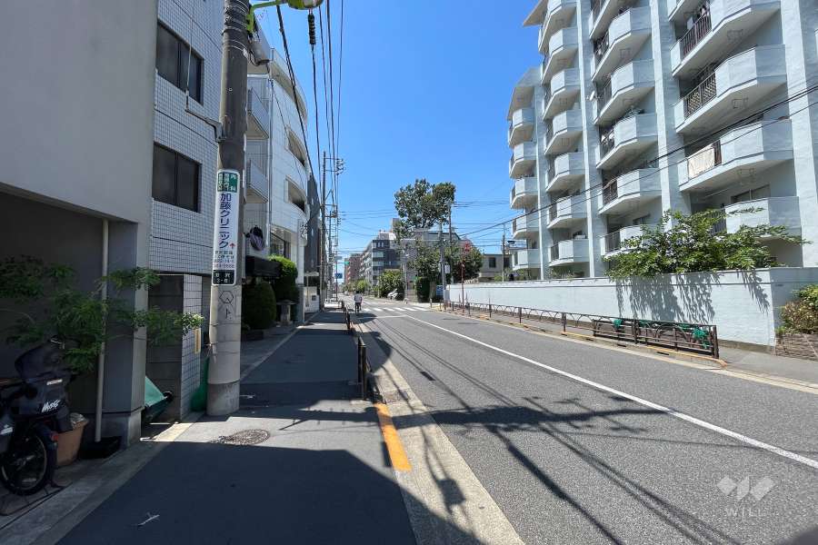 敷地南側の前面道路（東側から）