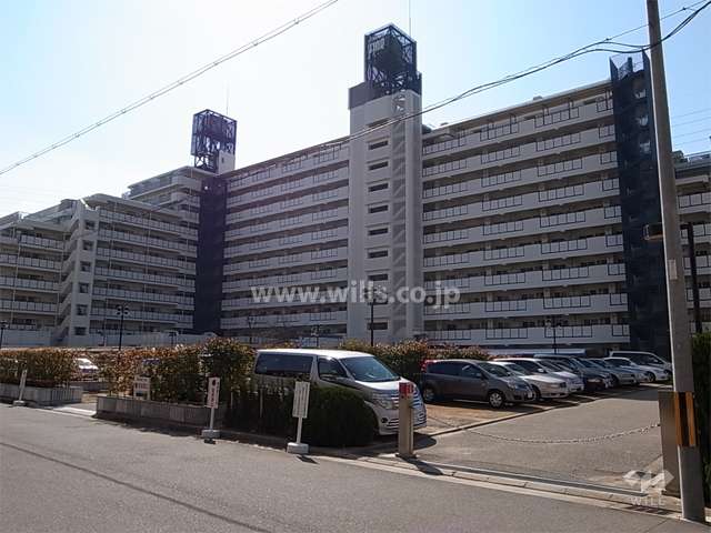 サンロイヤル武庫川サンクの外観（北西側から）　敷地東側、目の前にバス停があります。