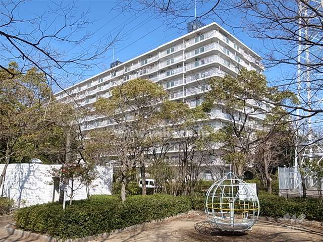 『上田西公園』から見たサンロイヤル武庫川サンクの外観（南東側から）