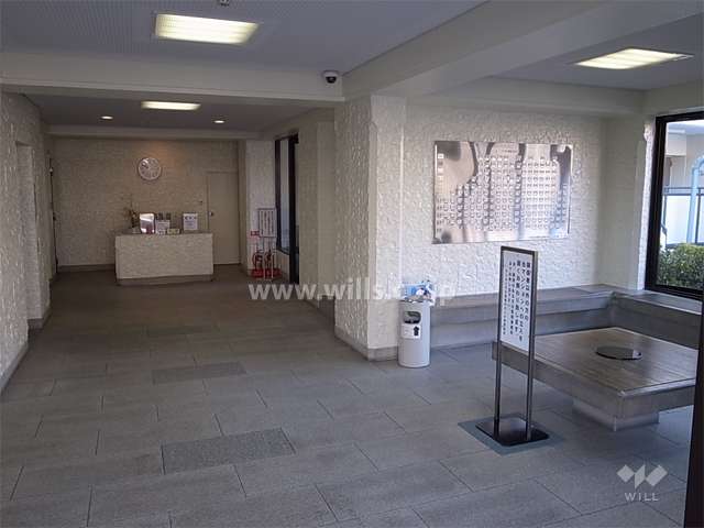 談話スペースのあるエントランスホール