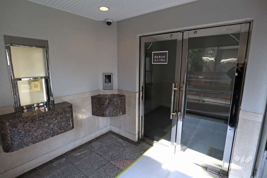 エントランスはオートロック付きです。