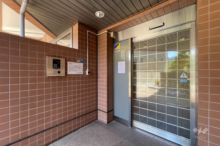 エントランスはオートロック付きです。