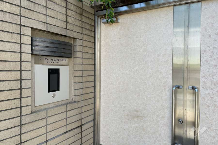 エントランスはオートロック付きです