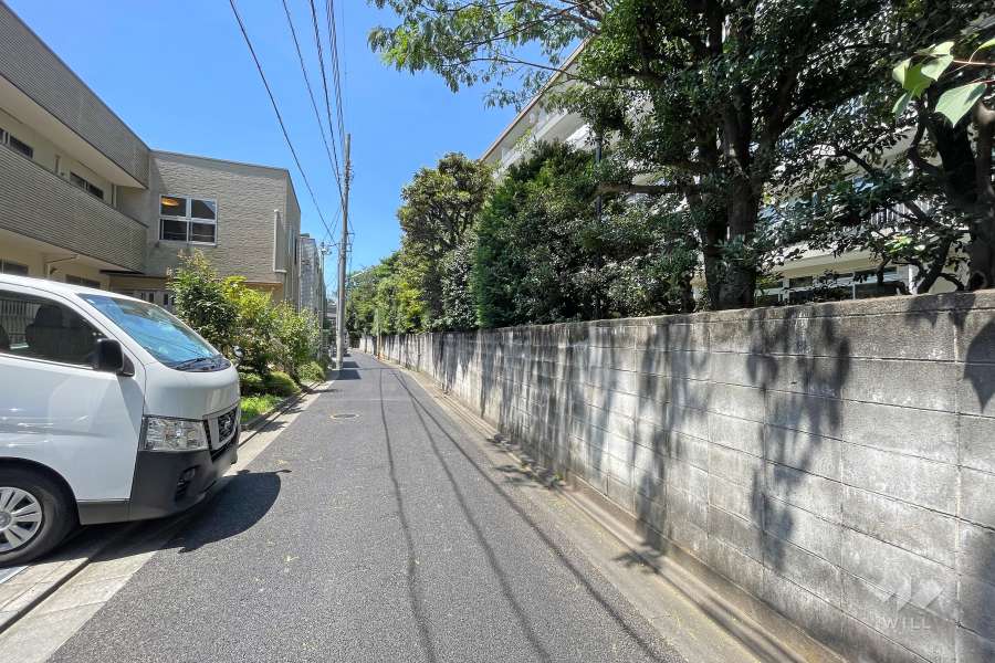 敷地南側の前面道路（東側から）
