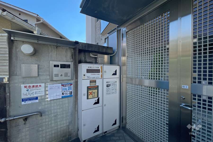 エントランスはオートロック付きです。　