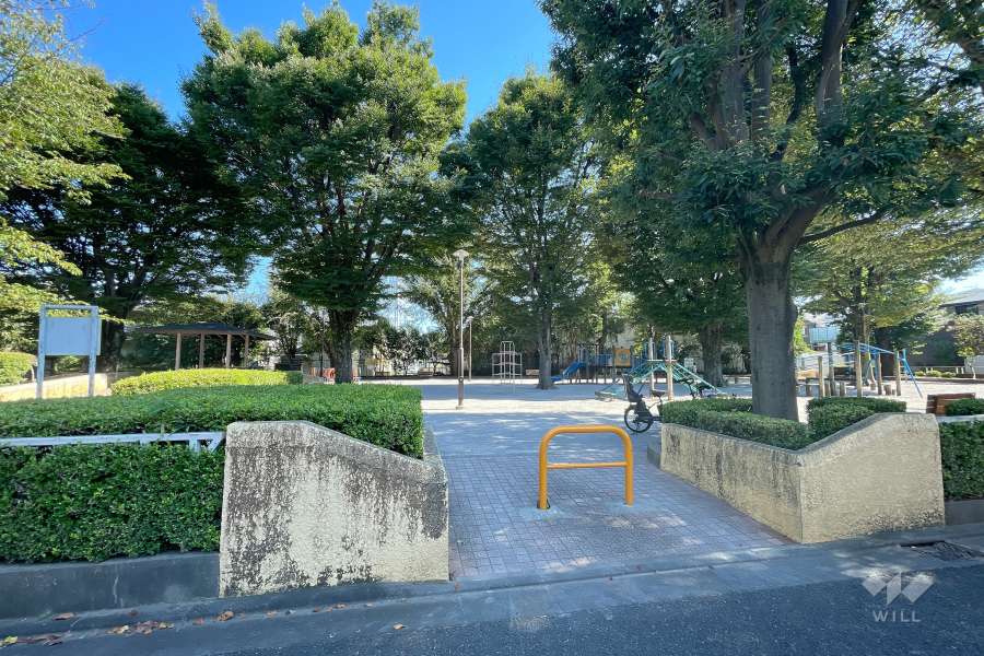 敷地に隣接する世田谷区立野沢公園