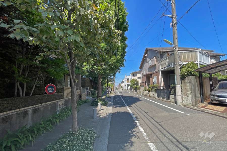 敷地の南東側道路の南側から