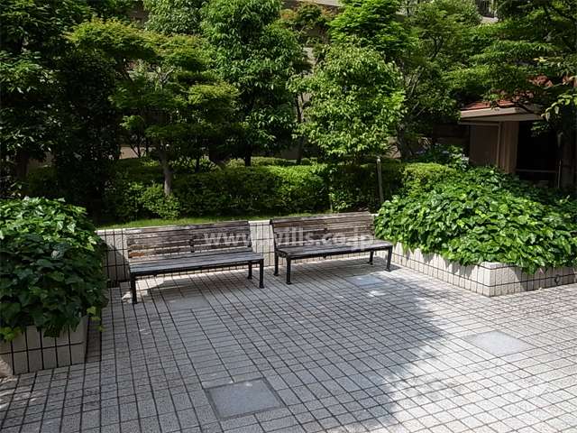 敷地内は植栽スペースが多く、各所にベンチも設置されています。