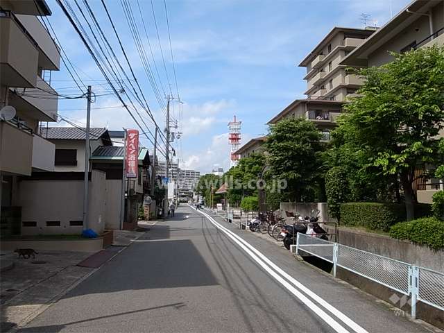 周辺は区画の整った静かな住宅地。敷地東側は上甲子園中学校に隣接しています。