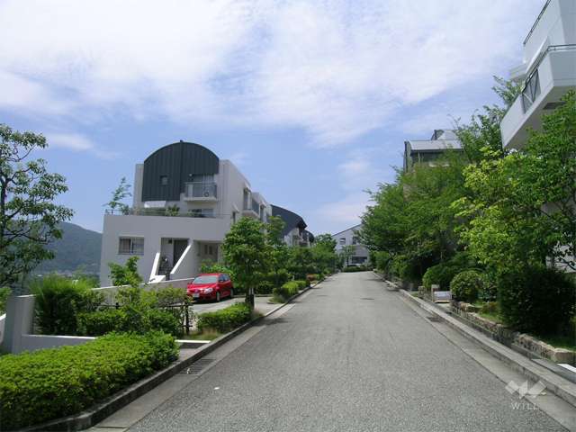 4番街の北側の道路（左は218号棟）