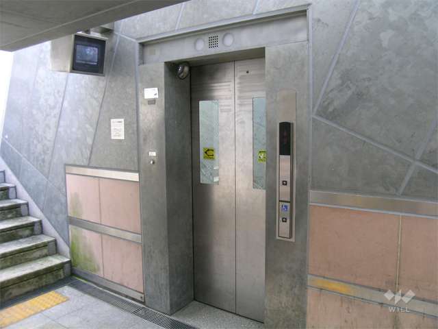 斜行エレベーターには防犯モニター付き