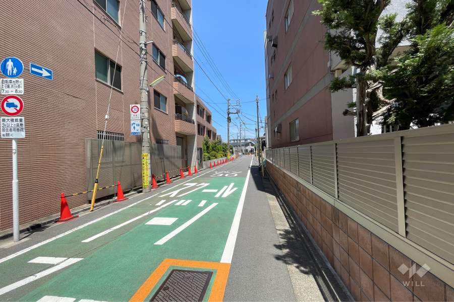 敷地東側の前面道路（南側から）