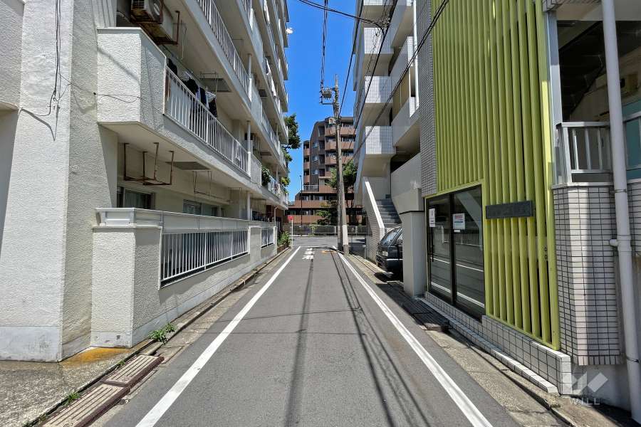 敷地南東側の前面道路（南西側から）