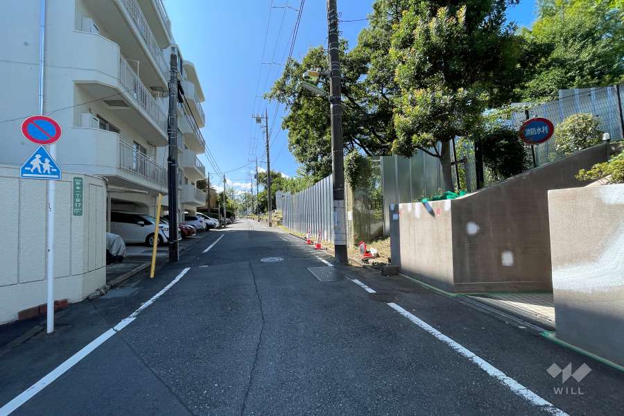 敷地東側の前面道路