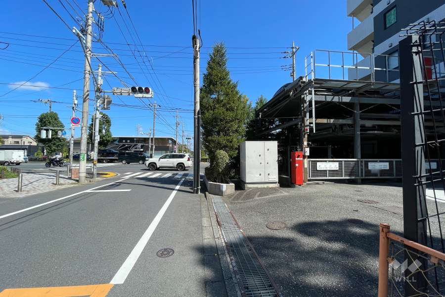 敷地西側の前面道路