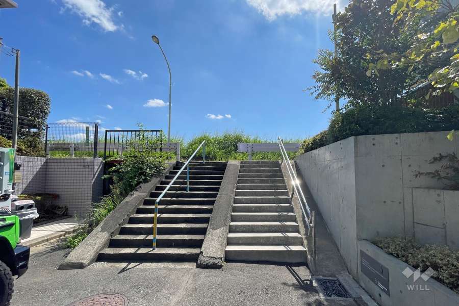 敷地北西側の前面道路（北東側から）